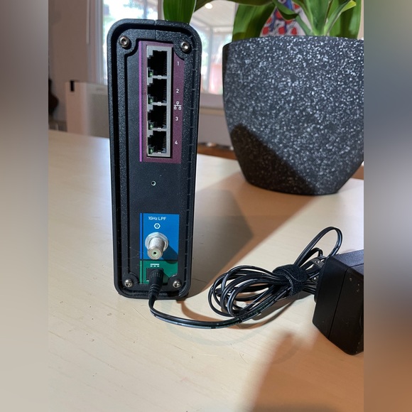 Motorola Surfboard Docsis 3.0 Cable Modem/Router SBG6580 - Picture 2 of 4